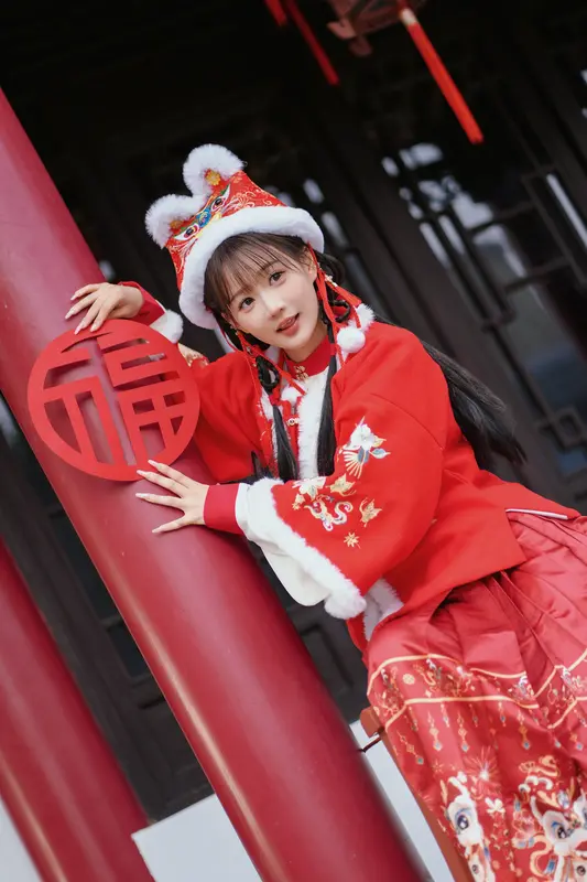 [YITUYU艺图语]2025.01.31 红韵倩影 · 新年少女写真 甜心小鹿 19